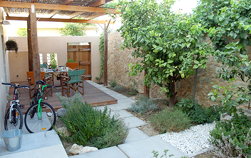 Villa Agapi Holiday House inner yard with deck and trellis